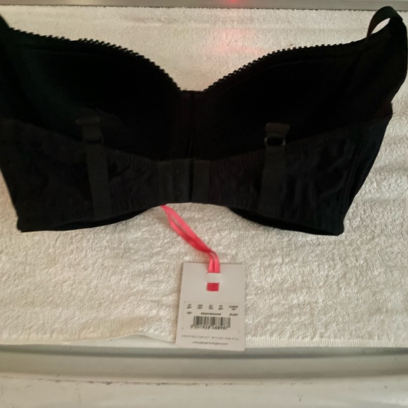 Black bra with tag. Tag says 34 K - Picture 2 of 4